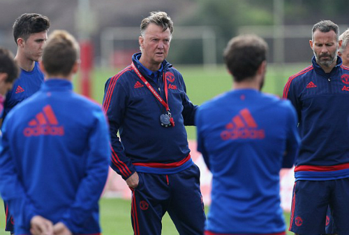 Đã có những rạn nứt giữa Van Gaal và các cầu thủ. Ảnh: MUFC.