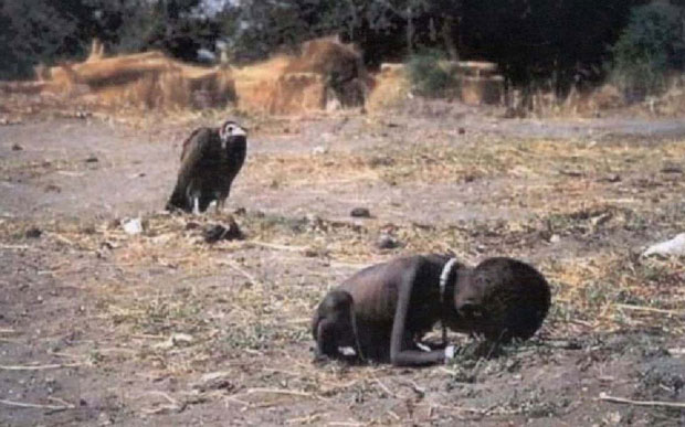 Nhiếp ảnh gia người Nam Phi, Kevin Carter đoạt giải thưởng Pulitzer cho bức ảnh chụp về nạn đói ở Sudan: Cậu bé đang chờ chết và con kền kền đang chờ cậu bé. Thế giới bắt đầu quan tâm hơn tới nạn đói ở Sudan sau tác phẩm để đời của Carter dù ông được cho là tự tìm tới cái chết 3 tháng sau khi nhận giải thưởng.