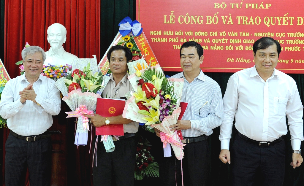 ng Hoàng Sỹ Thành (bìa trái) và ông Huỳnh Đức Thơ (bìa phải) trao Quyết định và tặng hoa cho các đồng chí Trần Phước Thu và Võ Văn Tân.