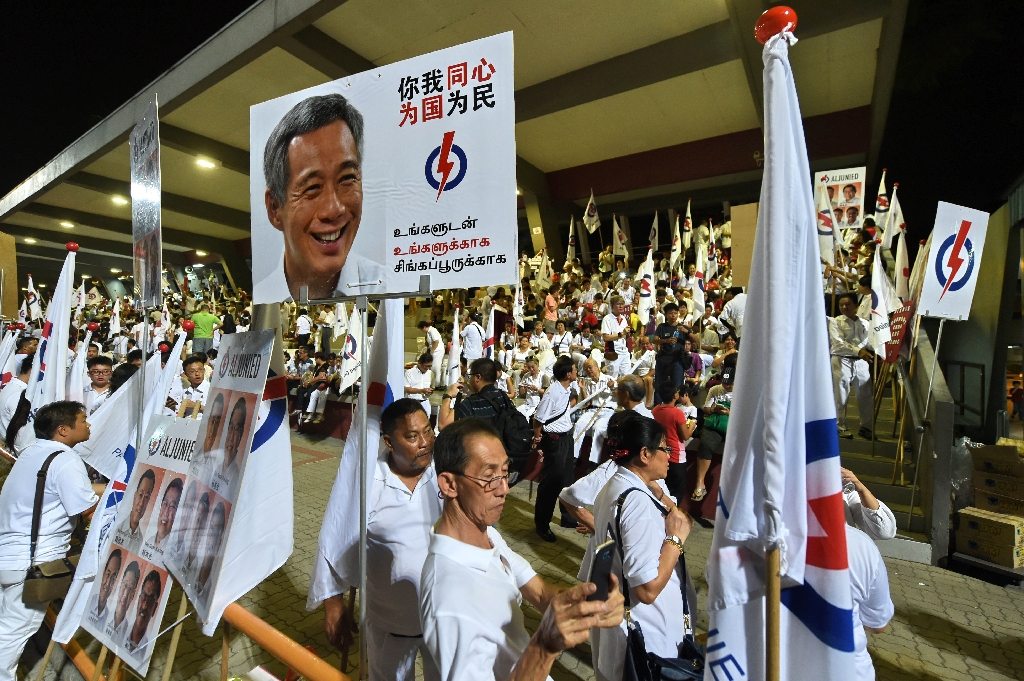 Người ủng hộ đảng PAP vui mừng sau khi kết quả bầu cử được công bố. Ảnh: AFP