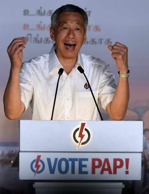 Thủ tướng Lý Hiển Long phát biểu trước đám đông người ủng hộ sau khi có kết quả bầu cử. Ảnh: AFP