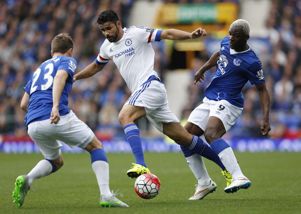 Diego Costa bất lực trong vòng vây hậu vệ Everton. Ảnh: Reuters.