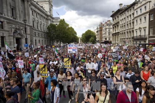 Tuần hành ủng hộ tiếp nhận người di cư tại London, Anh. Ảnh: AFP/TTXVN