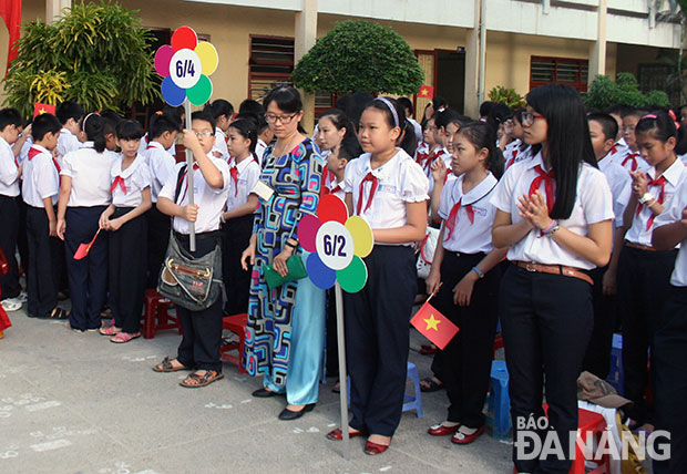 Học sinh, sinh viên tham gia BHYT là yêu cầu bắt buộc cũng là sự bảo đảm an toàn tài chính cho gia đình. 