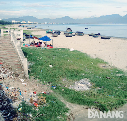 Người dân giăng bạt sơ chế hải sản; rác thải sinh hoạt, thúng chai, cỏ... tràn cả lối đi xuống biển.