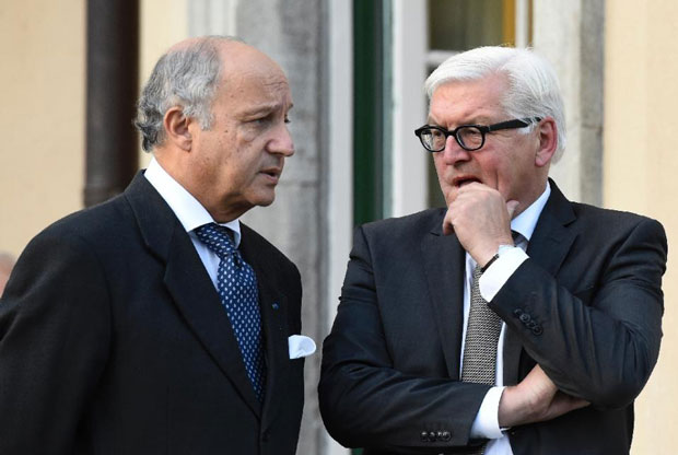 Ngoại trưởng Pháp Laurent Fabius (trái) và người đồng cấp Đức Frank-Walter Steinmeier gặp gỡ tại Berlin.         Ảnh: AFP