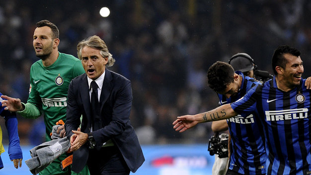 HLV Roberto Mancini (thứ hai từ trái) ăn mừng chiến thắng cùng các cầu thủ Inter Milan - Ảnh: Reuters