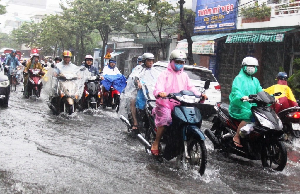 Đường Nguyễn Thị Minh Khai hễ trời mưa là ngập nước.