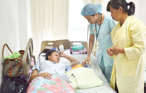  A poor woman from Lien Chieu District in the Women’s Hospital after delivering her baby