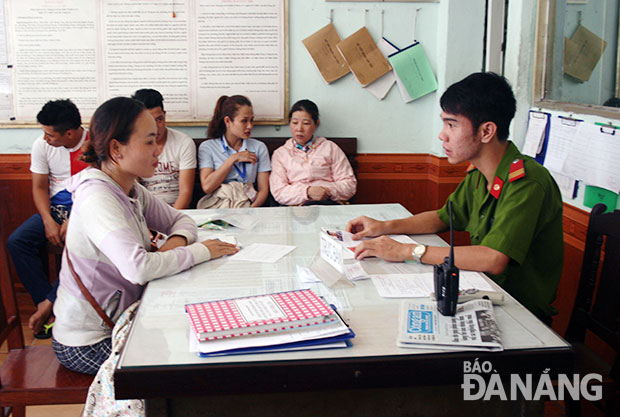 Công an phường Vĩnh Trung tiếp công dân.