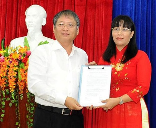 Municipal PC Vice Chairman Nguyen Ngoc Tuan (left) and Mrs Nguyen Thi Anh Thi.