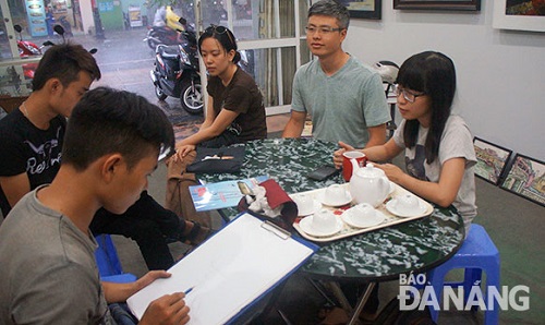 Visitors waiting for their portraits at the Ky Hoa Coffee Shop