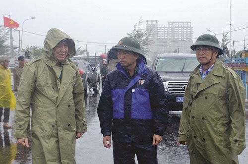 Chairman Tho (left) and Vice Chairman Viet (right) at the Tho Quang fishing wharf