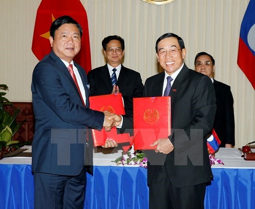 Minister of Transport Dinh La Thang (L) and Lao Minister of Public Works and Transport Buonchanh Sinthavong at the signing ceremony. (Photo: VNA)