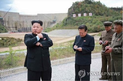 Nhà lãnh đạo Triều Tiên, Kim Jong-un (trái) đang kiểm tra công trình xây dựng nhà máy thủy điện tại núi Taekbo, giáp giới với Trung Quốc. Ảnh được KCNA công bố ngày 14-9-2015. Ảnh: Yonhap