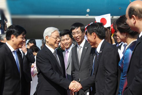Cán bộ, nhân viên Đại sứ quán Việt Nam tại Nhật Bản và kiều bào chào đón Tổng Bí thư Nguyễn Phú Trọng