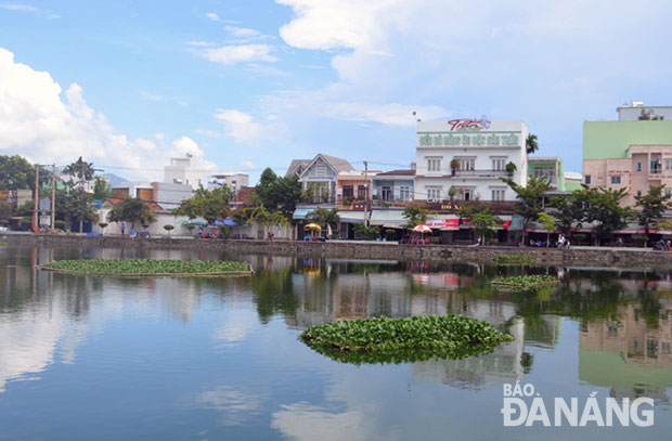 Nhờ kiểm soát tốt nguồn nước đô thị chảy ra hồ, thời gian qua, hồ Vĩnh Trung trở nên trong xanh hơn.