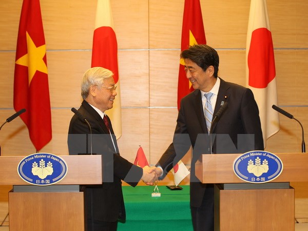 Tổng Bí thư Nguyễn Phú Trọng và Thủ tướng Nhật Bản Shinzo Abe sau khi kết thúc họp báo chung.