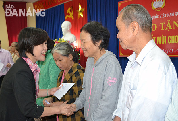 Bằng nhiều phong trào thiết thực, Mặt trận quận Hải Châu đã vận động nhân dân quyên góp hỗ trợ giúp đỡ nhiều hộ vươn lên thoát nghèo.