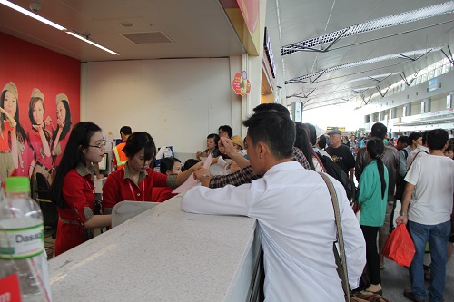 A crowd of angry passengers at VietJet Air’s check-in counter