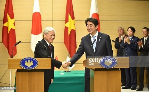 Party General Secretary Nguyen Phu Trong and Japanese Prime Minister Shinzo Abe (Source:AFP/VNA)