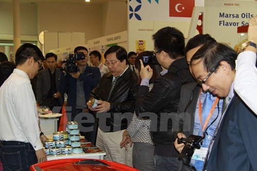 Visitors at a Vietnamese company's booth at WorldFood Moscow (Photo: VNA)