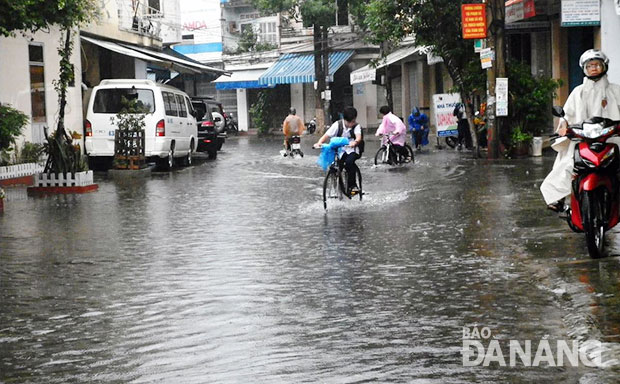 Trong hai ngày 13 và 14-9, nhiều nhà dân ở đường Đỗ Quang và các tuyến đường nhỏ, kiệt hẻm lân cận bị ngập nước nhiều lần.