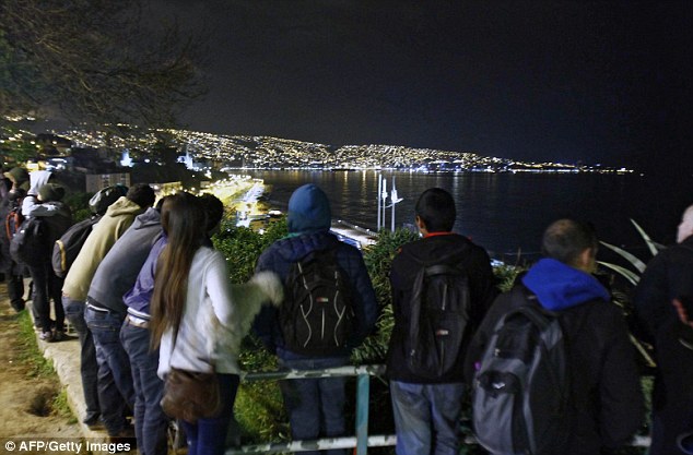 Người dân Valparaiso, Chile đứng trên đồi ven biển nhìn xuống khu vực được cảnh báo có thể sẽ có sóng thần