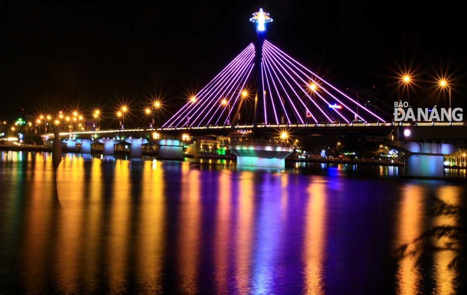 Ngắm cầu Sông Hàn quay cũng là một điều thú vị, độc đáo mà du khách không muốn bỏ qua khi đến Đà Nẵng