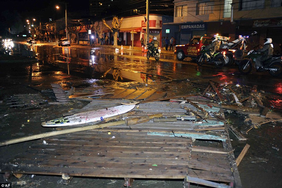 Cảnh sát đi kiểm tra quanh vùng bị ảnh hưởng bởi động đất ở Valparaiso, Chile