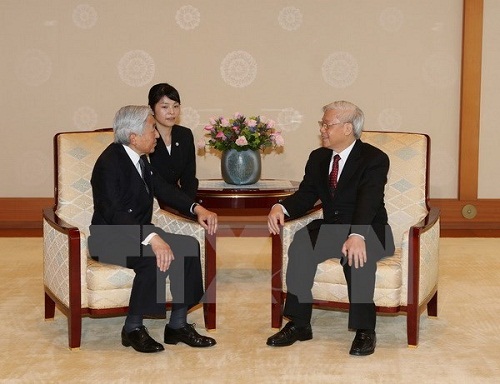 Party Chief Nguyen Phu Trong meets Japanese Emperor Akihito (Source: VNA)