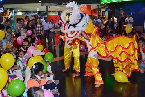  Local children enjoying a lion dance during last year’s Mid-autumn Festival