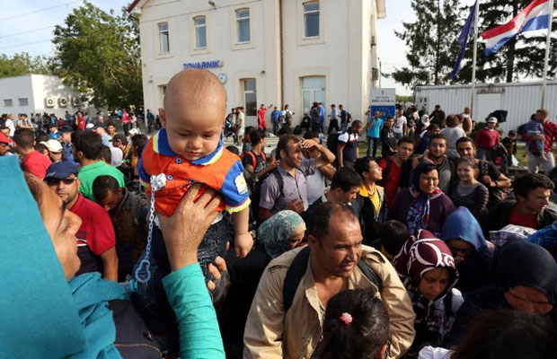 Những người tị nạn đến nhà ga gần biên giới giữa Serbia và Croatia ngày 17-9.      Ảnh: AFP