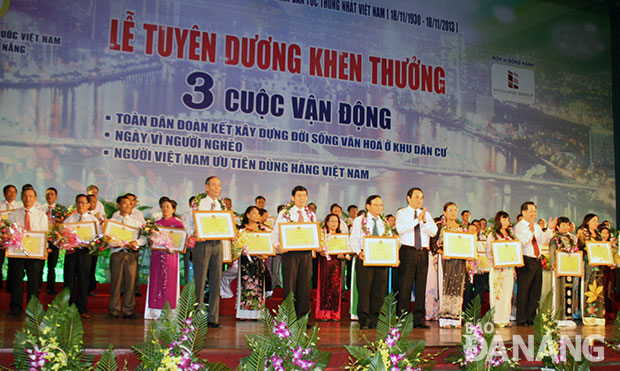 Khen thưởng 3 cuộc vận động do Mặt trận chủ trì.  			            Ảnh: SƠN TRUNG