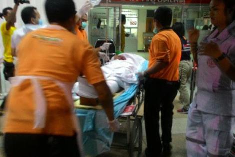 Các nạn nhân được đưa tới bệnh viện Rangae ở Narathiwat cấp cứu. Ảnh: Bangkok Post 