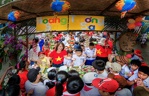 'Bien Dao Que Huong' (Homeland's Sea and Islands) won 1st prize in the 2015 ‘Panoramic Views of Da Nang’ contest.