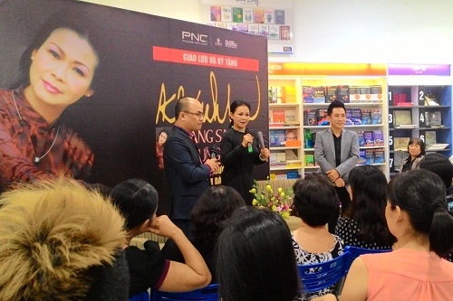 Singer Khanh Ly and local fans