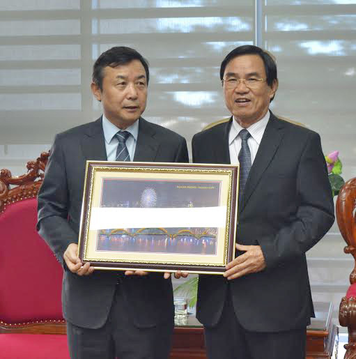 Phó Chủ tịch UBND thành phố Phùng Tấn Viết tặng quà lưu niệm cho ông Park Sang Shik.