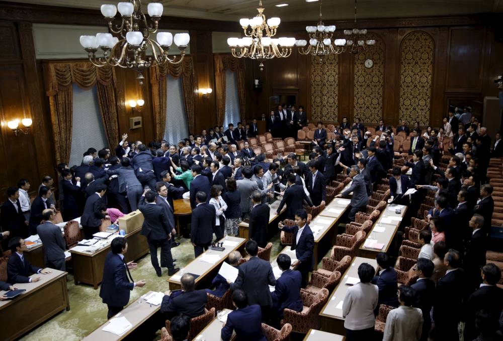 Các nghị sỹ tại phiên bỏ phiếu về dự luật an ninh tại Ủy ban đặc biệt của Thượng viện ở Tokyo ngày 17/9. (Nguồn: Reuter)