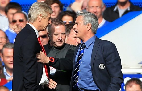 Wenger (trái) chưa từng thắng Mourinho ở Premier League