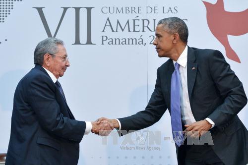 Tổng thống Mỹ Barack Obama (phải) và Chủ tịch Cuba Raul Castro trong cuộc gặp tại Hội nghị thượng đỉnh châu Mỹ lần thứ 7 ở Panama ngày 11/4. Ảnh: AFP/TTXVN
