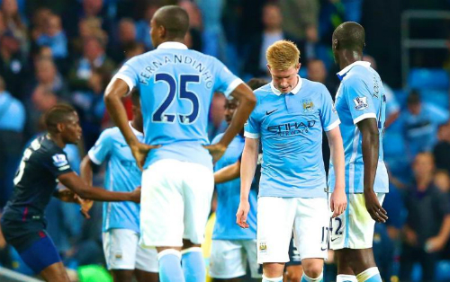 De Bruyne (thứ hai từ phải sang) ghi bàn đầu tiên cho Man City nhưng không ngăn được một trận thua. Ảnh: Reuters.