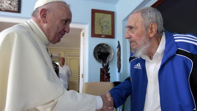 Giáo hoàng Francis và cựu Chủ tịch Cuba Fidel Castro trong cuộc gặp gỡ ngày 20-9 tại Havana. Ảnh: AP