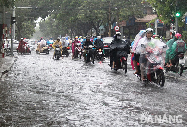 Đường Quang Trung - Nguyễn Thị Minh Khai cứ mưa là ngập. (Ảnh chụp ngày 14-9-2015). Ảnh: HOÀNG HIỆP