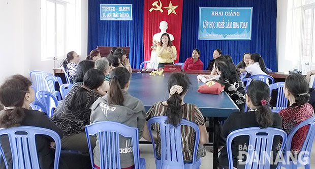 Một buổi dạy nghề làm hoa cho chị em phụ nữ của Trung tâm Học tập cộng đồng phường An Hải Đông (quận Sơn Trà).