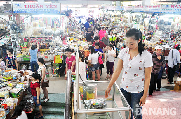 Khách hàng sử dụng cân đối chứng tại chợ Hàn.