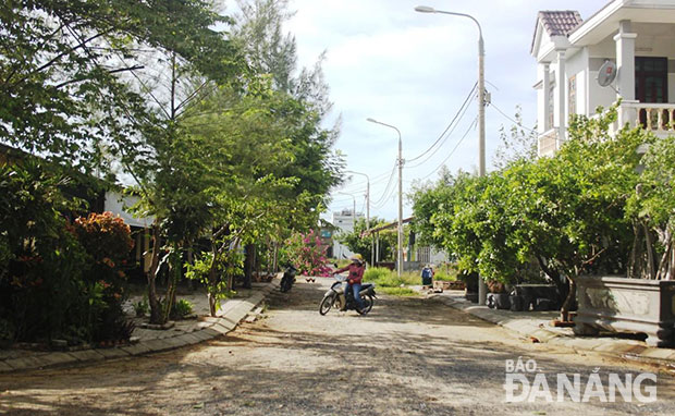 Một số tuyến đường có đông nhà dân chưa được thảm bê-tông nhựa mặt đường.