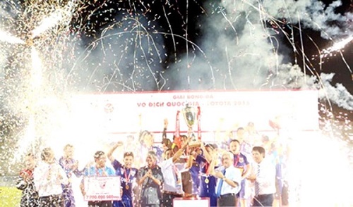 We are the champions: Becamex Binh Duong celebrate their 2015 V.League 1 championship. (Source: vnexpress.net)