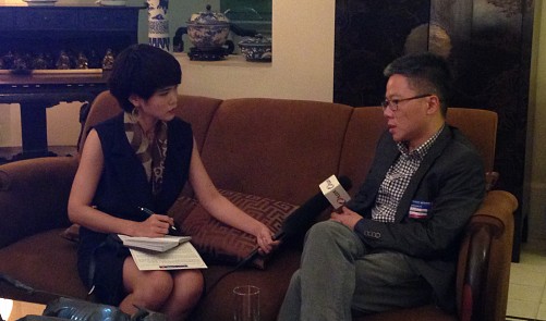 Professor Ngo Bao Chau (R), an alumnus who won the Fields Medal in 2010, answers questions from the Vietnamese media during the launch of the “France Alumni Vietnam” website in Ho Chi Minh City on September 19, 2015. Binh Minh/Tuoi Tre New