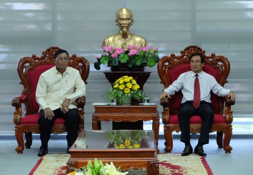 Mr Vongchan Phomsavat (left) and Vice Chairman Viet